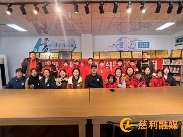 捐赠仪式后合影_红1.jpg