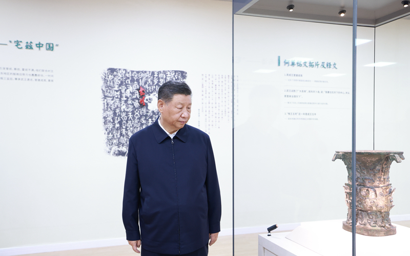 △ 2024年9月10日,习近平总书记在前往甘肃考察途中,来到陕西宝鸡参观宝鸡青铜器博物院。