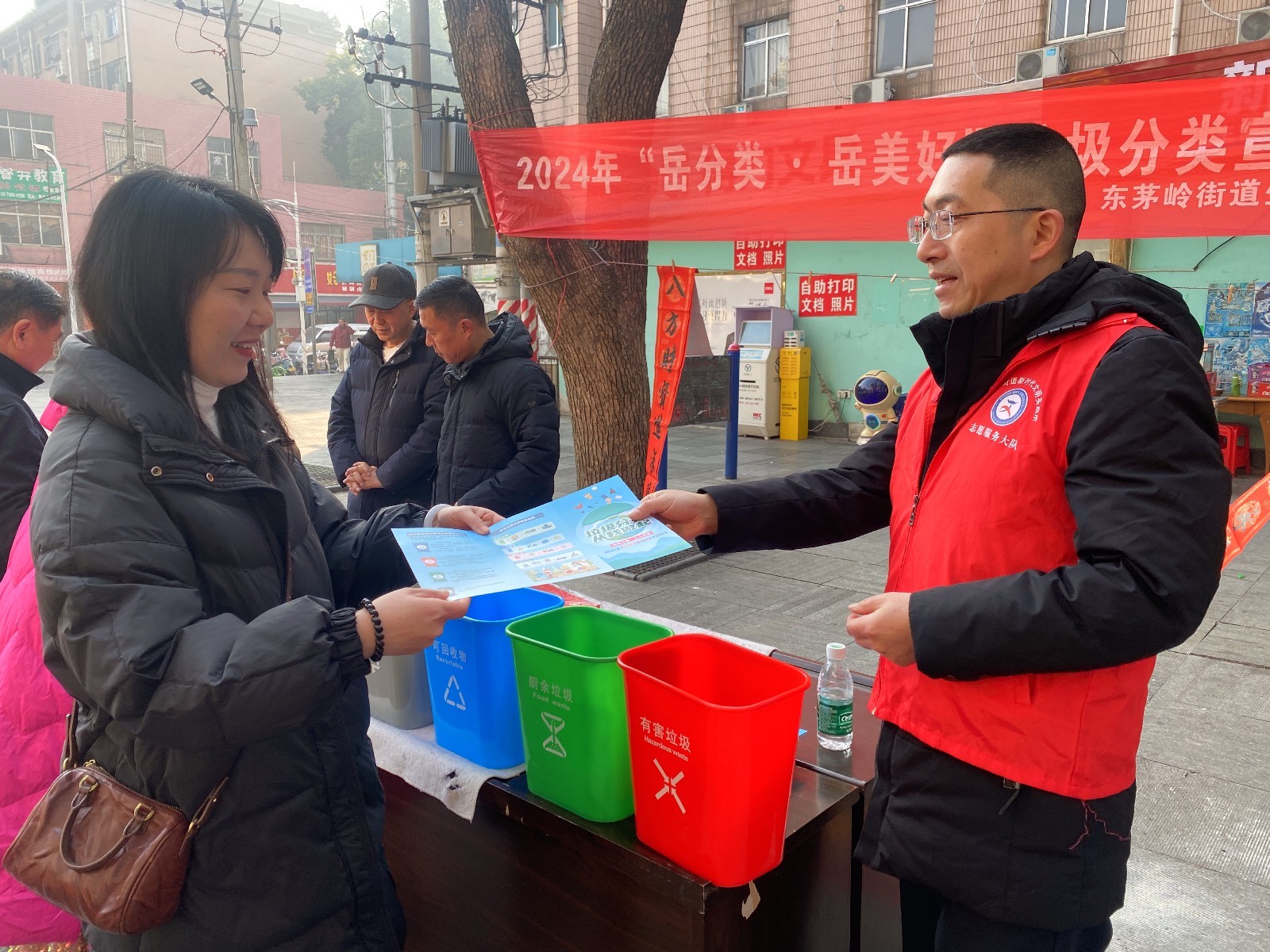 1月1日东茅岭街道新时代文明实践所开展“新春送稿联,分类焕新颜”垃圾分类主题宣传活动.jpg