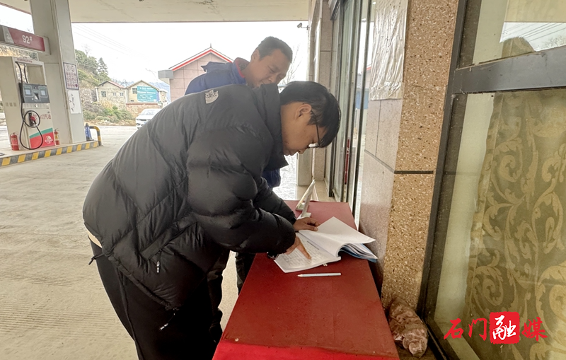 雁池乡:严格落实专项检查 把好加油站安全关1.jpg 雁池乡:严格落实专项检查 把好加油站安全关1.jpg