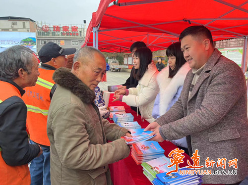 寧遠開展普法迎接新春 “法治年貨”大派送宣傳活動_副本500.jpg