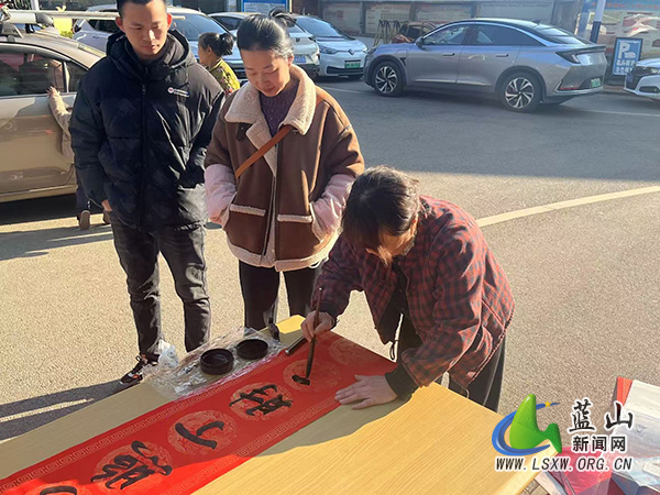 楠市镇:文化下乡喜送春联,墨香迎春福满人间.jpg 楠市镇:文化下乡喜送春联,墨香迎春福满人间.jpg