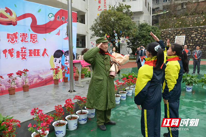 刘欲求到先锋小学进行公益宣讲，小学生为刘欲求带上红领巾.jpg