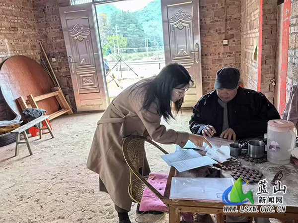 祠堂圩镇：“敲门行动”筑牢冬日安全防线.jpg