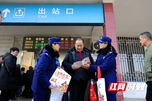 临澧县消防宣传员在火车站向返乡旅客宣讲消防知识。_MG_0194.jpg