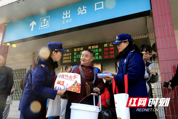 临澧县消防宣传员在火车站向返乡旅客宣讲消防知识。_MG_0205.jpg