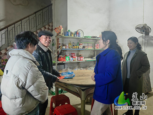 刘素萍春节前走访高源村，情暖困难群众.jpg