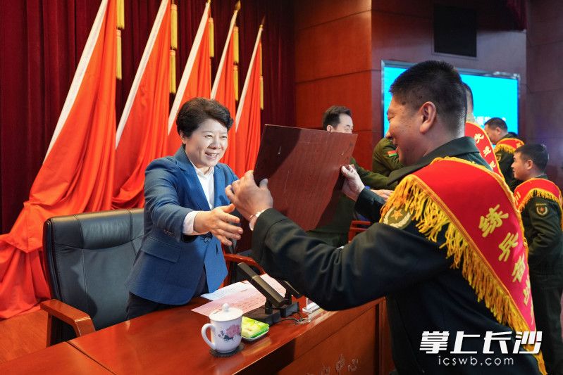 吴桂英为获奖单位和个人颁奖。均为长沙晚报全媒体记者 郭雨滴 摄