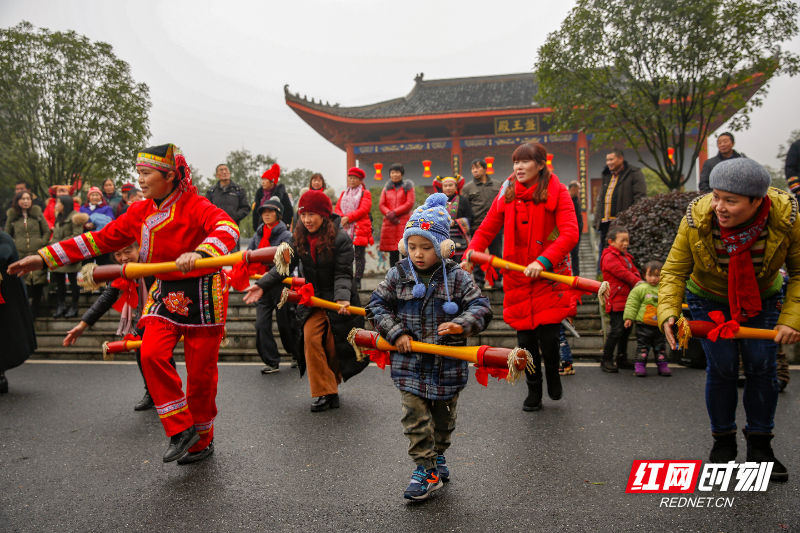 《瑶乡长鼓迎客来》2 何洪海 摄.jpg