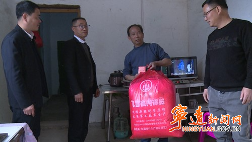 宁远：杨友忠开展春节走访慰问活动_副本500.jpg