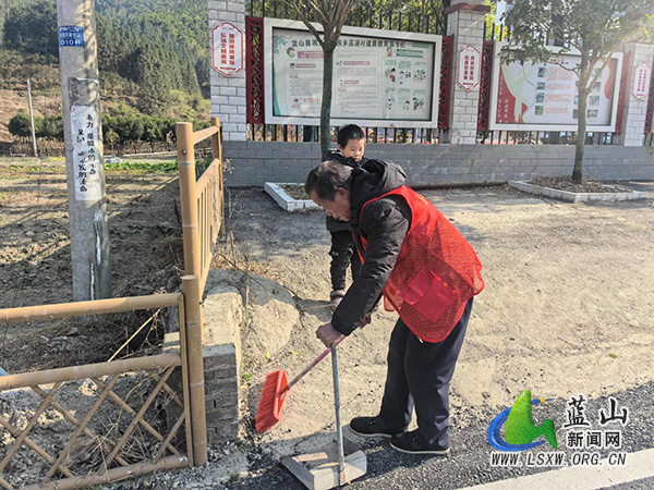 湘江源瑶族乡开展春节前环境卫生整治行动.jpg