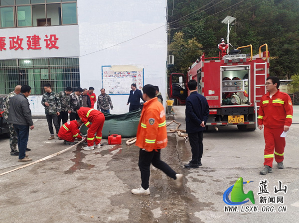 祠堂圩镇组织开展消防演练活动.jpg 祠堂圩镇组织开展消防演练活动.jpg