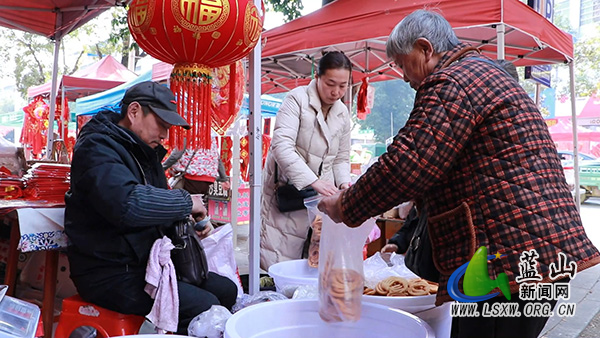 新春走基层：年货市场满满烟火气 浓浓新年味2.jpg