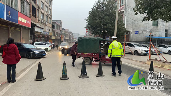 新圩镇:护航春运路 守护返乡旅程.jpg 新圩镇:护航春运路 守护返乡旅程.jpg