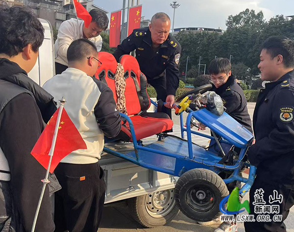 蓝山：精准执法整治三蓝广场的环境秩序.jpg