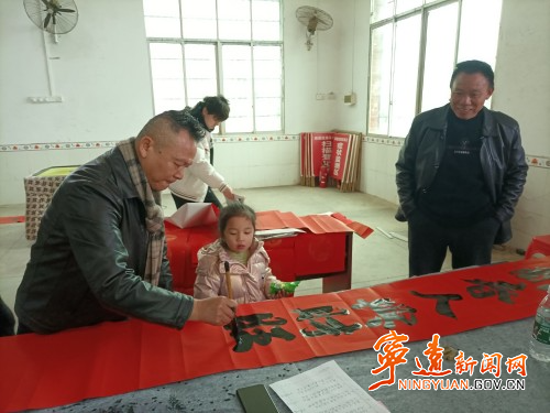 宁远：喜迎新春送对联 笔墨浓重邻里情1_副本500.jpg