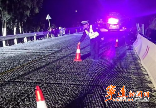 宁远：货车侧翻沟中 交警暖心相助1_副本500.jpg