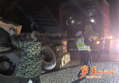 宁远：货车侧翻沟中 交警暖心相助2_副本500.jpg