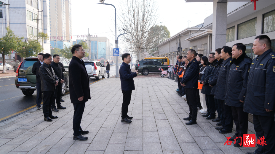 情暖新春：吴兴国李长春慰问春节一线值班工作人员（城管）.jpg