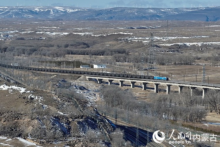 万吨列车行驶中。吕瑞鑫摄 万吨列车行驶中。吕瑞鑫摄