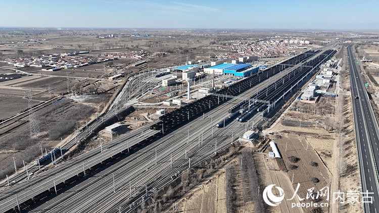 万吨列车在呼和浩特南站整装待发。杨睿迪摄 万吨列车在呼和浩特南站整装待发。杨睿迪摄