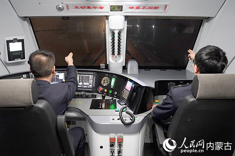 万吨列车在隧道中行驶。王哲辉摄 万吨列车在隧道中行驶。王哲辉摄