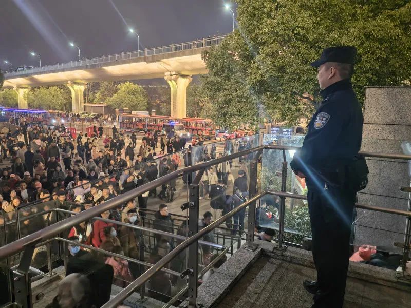 民警在地铁橘子洲站维持秩序。
