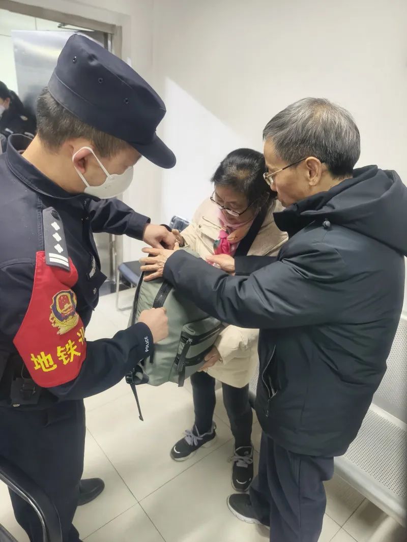 民警帮市民迅速找回遗失的背包。图片均为长沙晚报通讯员 邵青 提供