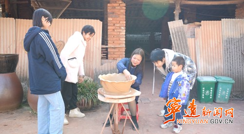 (委员风采)骆军英:情系乡土 担当作为展风采3_副本500.jpg (委员风采)骆军英:情系乡土 担当作为展风采3_副本500.jpg