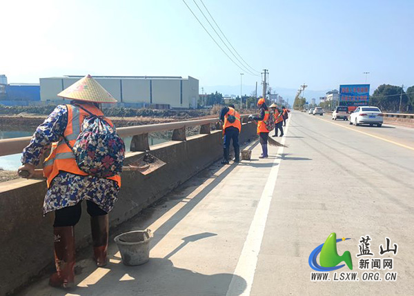 蓝山：公路部门全力护航春运返程路.jpg