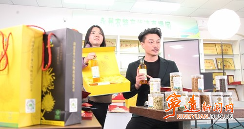 【委员风采】陈伟：以多元力量 书写责任担当3_副本500.jpg