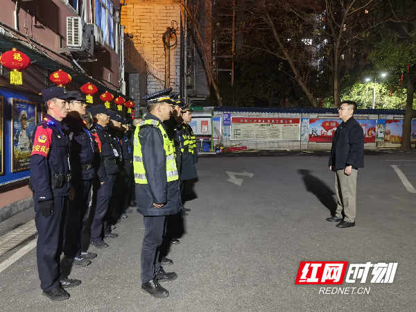 图六除夕当晚，燕泉街道组织街道综合执法大队、燕泉城管执法中队及燕泉治安巡逻大队等人员集合，开展禁燃禁放巡查。（谢丽萍 摄）_副本.png