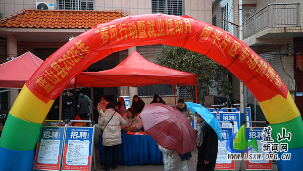 我县“村招”专场招聘会走进塔峰镇火市村1.jpg