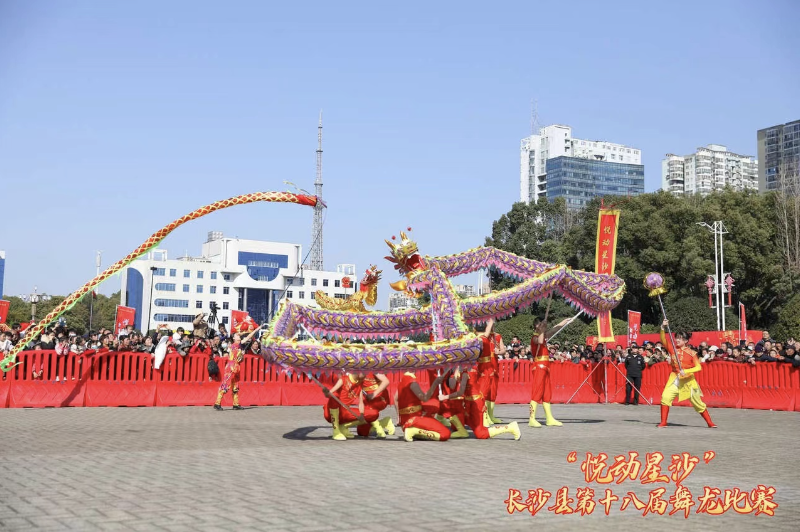 活动吸引了许多市民游客前来观看。