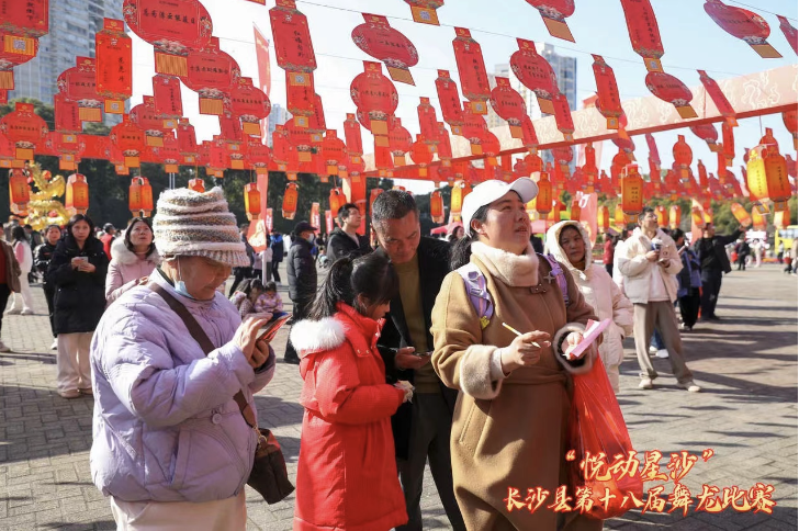 活动现场，市民游客积极参与猜灯谜活动。