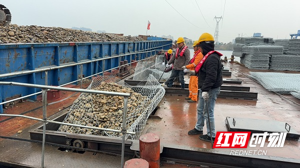 10.沅水桃源枢纽二线船闸建设项目施工工人制作围堰石笼.jpg