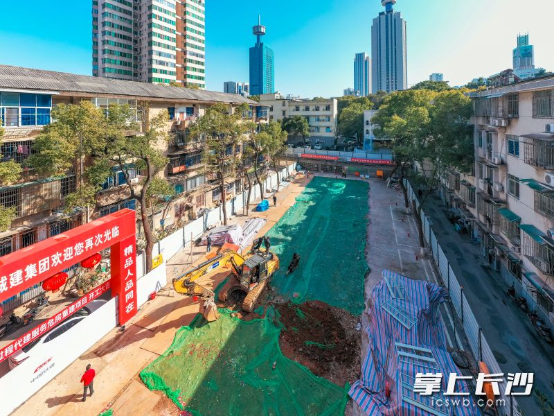 雨花区侯家塘街道湘农桥社区二区9栋重建项目今日动工，是全市首个危房拆除重建全过程代办代建项目。 均为全媒体记者 陈飞 摄