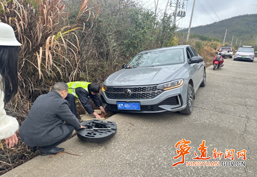 寧遠：小車不慎掉下路基 警民合力暖心救助_副本500.jpg