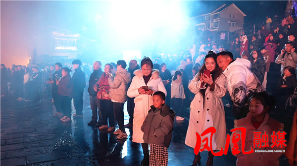 凤凰样子钢火烧龙[00_04_40][20250212-145533].jpg
