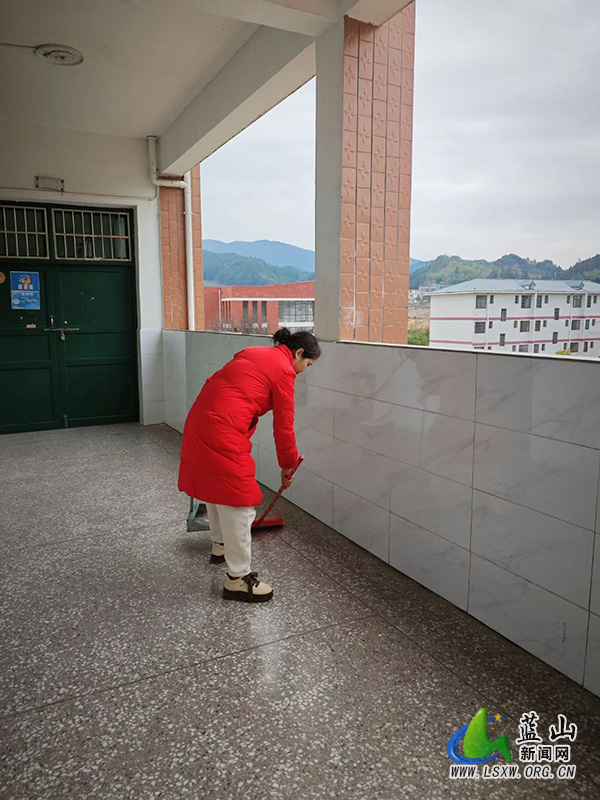 教师齐动手 校园焕新颜——大桥学校开展校园卫生大清扫活动.jpg 教师齐动手 校园焕新颜——大桥学校开展校园卫生大清扫活动.jpg