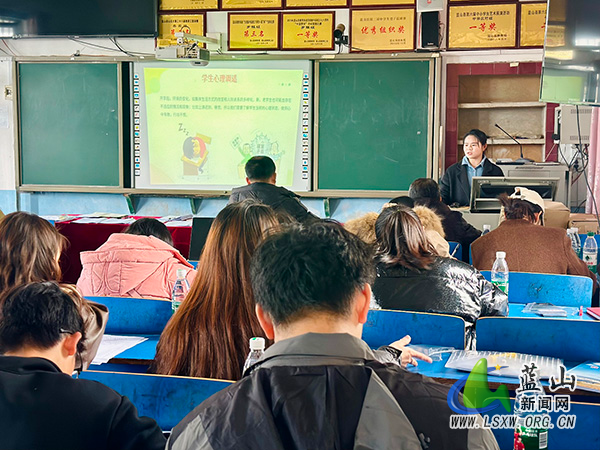 早禾学校开展教师心理健康教育培训.jpg