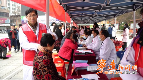 【減鹽減油 健康生活】寧遠(yuǎn)舉辦2025年“健康春節(jié)，‘三減三健’伴您行”主題宣傳暨大型義診活動(dòng)2_副本500.jpg