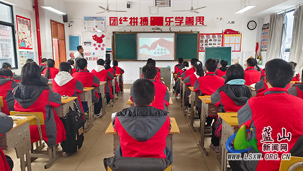 县塔峰中学：上好开学第一课 增强学生国防意识.jpg