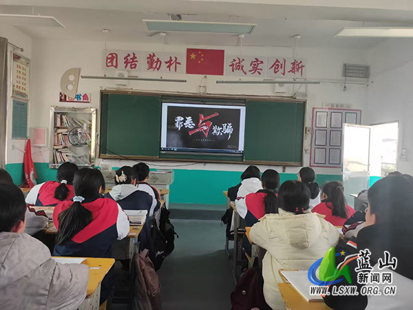 蓝山县民族中学组织全体学生观看新型毒品警示片.jpg