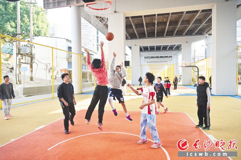 东风路立交桥下的空间已经被改造成篮球场，成为市民打球健身的好去处。长沙晚报全媒体记者 余劭劼 摄