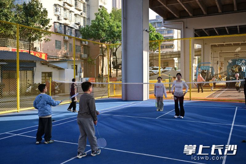 东风路桥下运动公园的羽毛球场里，市民百姓在此休闲玩乐。
