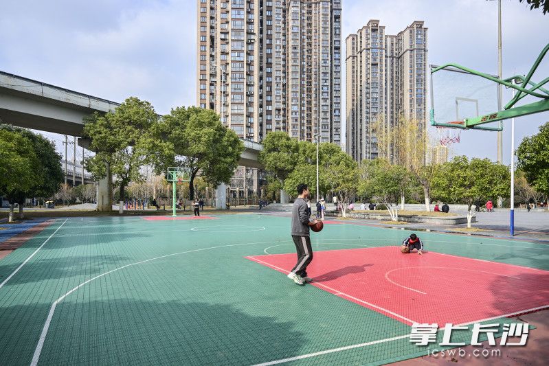 东二环黑石渡浏阳河大桥下被改造成篮球场，市民正在锻炼。