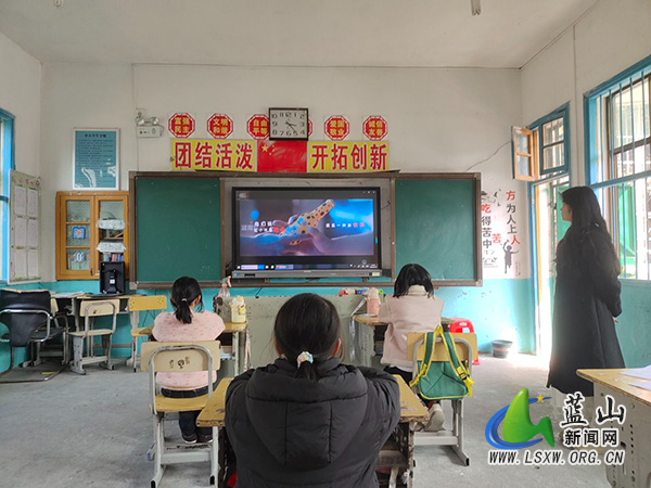 犁头瑶族乡中心小学开展“禁毒安全教育第一课”活动.jpg