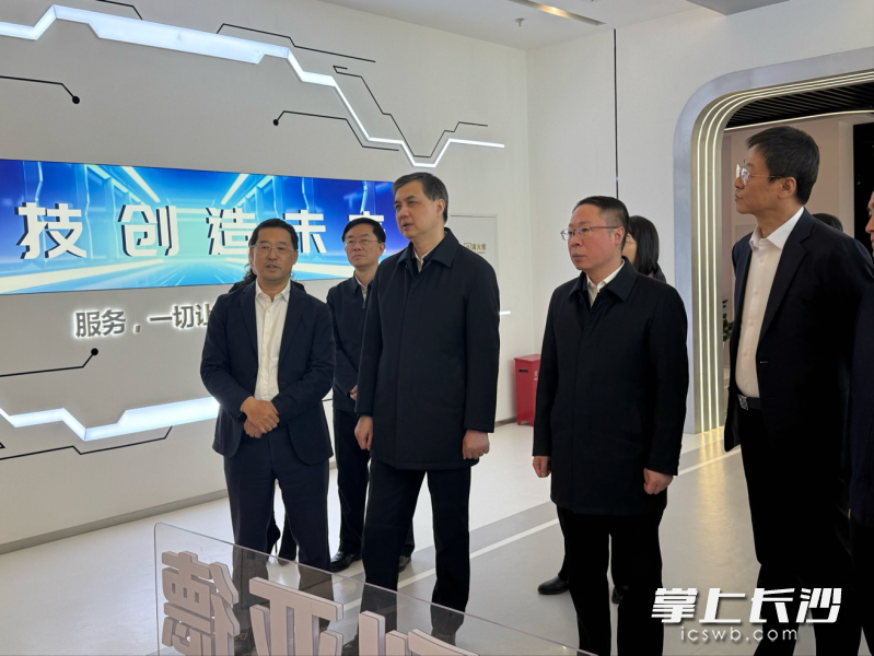周海兵在利亚德集团考察。长沙晚报全媒体记者 黄汝兮 摄