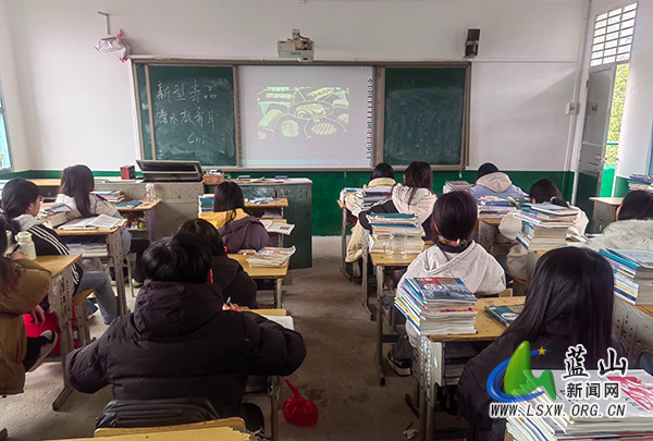 田心学校组织全体学生观看禁毒警示教育片.jpg
